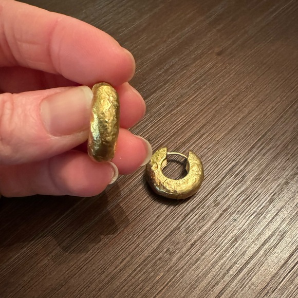 Monica Vinader 18K Gold Vermeil "Antica" Hammered Huggie Hoop Earrings - Large - Picture 2 of 3